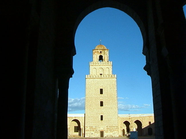 イスラム圏の旅が続いている。これ程奥が深く面白い旅はない。<br />政情の不安定さはすぐそこまで来ているのだが・・・。<br />周囲の人々が心配するほどの危機感はない。案ずる間があれば旅は充分に出来るのである。<br />このチュニジアのバルドー博物館には世界一のモザイクタイル画が収蔵されている。併せて40,000年前の人骨が展示されているのだ。これはこれは驚きであった!<br />また地中海に面した街々は、青い空、蒼い海、立ち並ぶ白壁の家々、チュニジアンブルーの扉や窓枠、ブーゲンビリアやハイビスカスの赤い花・・これらのコントラストは実に美しい! お洒落な・・素晴らしい所だ。<br />想像しただけでも目に浮かぶが・・行って見ないとこの感激は得られないだろう・・・やはり旅は楽しい!<br /><br />詳細は<br />http://yoshiokan.5.pro.tok2.com/<br />旅いつまでも・・★画像 旅行記<br /><br />をご覧下さい。<br /><br />本文は <br />http://yoshiokan.5.pro.tok2.com/tunis/nori137tuni.html<br />チュニジアの旅をご覧下さい。<br />