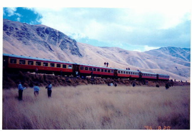 聖なるチチカカ湖を目指して、いざ列車へ！<br /><br />登山列車と違って、快調な乗り心地。(^o^)丿<br />でも、どうしてペルーのトイレには、便座が存在しないのでしょう？<br />この列車の便所も然り！！<br />と言うのも、ここ数日滝下痢に見舞われており・・・。<br /><br />汽車も順調にと思いきや、なぜか長時間の停車。<br />理由は・・・。<br />牽引車が、私たちの客車を切り離されたのに気付かずに、そのまま行ってしまったらしい。爆<br /><br />皆さん、思い思いに休憩しております。(^_^)v
