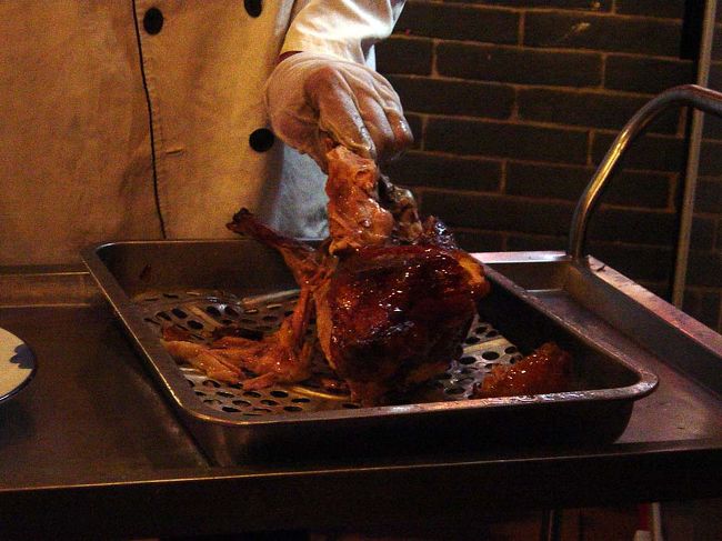 一日目の老辺餃子館にて、中国餃子のダイナミックな洗礼を受けた我々。<br />「やっぱ地方は物価が安いから気をつけなきゃ。上海や北京とは物の値段が違うのよ」<br />そう言い聞かせて翌日訪れたのは、北京の老舗鴨料理屋の瀋陽支店「原味斎」（正式には原味斎焼鴨店かな？）<br /><br />内装がこじゃれたレストランだったが、値段は大衆食堂と変わらない。これは、きっと量が少なめだな？<br />しかーし、おかげさまでダブルノックアウト。なんでなのさー。