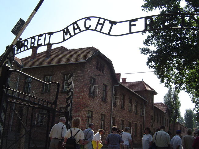 第２次世界大戦中、ポーランド南部のオシフィエンチムにナチス・ドイツによって強制収容所が作られた。<br />この強制収容所の入口だったゲートには、「働けば自由になる」という文字が掲げられていた。<br />ドイツ名では「アウシュビッツ」というこの強制収容所で、１５０万人以上の人々が殺された・・・