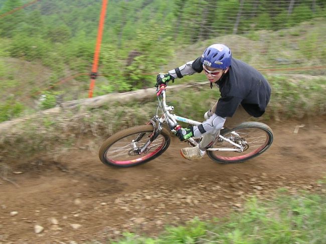 富士見パノラマスキー場は、夏季はマウンテンバイクのダウンヒルに使われます。ゴンドラでのぼって、くだりのみ楽しめます。<br /><br />今年初の富士見パノラマ。換えたグリップが合わなくて最悪だったけど、今回は調子が良くてけっこう乗れてたし、写真もたくさん撮ってもらって、初めてＡコースも走って、大満足だった。<br />ただ、西千葉到着が遅くて大変だった。<br />