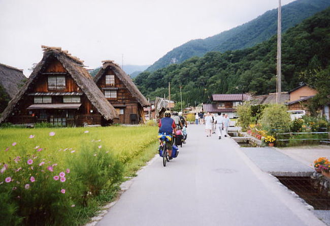 千葉大学サイクリング部の夏合宿です。<br />俺のコース案がとおり、飛騨高山や白河郷に行けてよかった。<br />当初の予定のコースは、道が危なくて変更になったために、全体的に距離が短くなり余裕のある毎日だった。<br /><br />8/18（日）　木曽福島→開田<br />8/19（月）　開田→朝日<br />8/20（火）　朝日→河合<br />8/21（水）　河合→上平<br />8/22（木）　上平→金沢