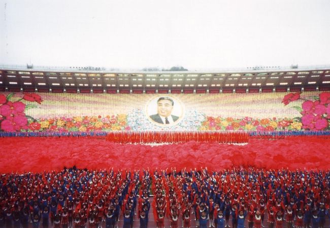 近くて遠い国！行きたくてもなかなか入れてくれない国・北朝鮮。ちょうど、国家挙げてのスポーツイベントがあり、ＪＴＢのツアーで行ってきました。同じツアーにはあのオタク評論家？の宅八郎さんも一緒。彼曰く、初めての海外旅行だそうです。このツアーにはガイドという名の北朝鮮の見張りがバス１台に３人もついてきましたが、意外と自由に写真も撮れました♪<br /><br />お気に入りは、やっぱりマスゲーム。あの大型モニターのような動きは、間近で見るとホント感動ものです。マスゲーム会場では勝手にテレビクルーに撮影されて、現地の夕方のニュースに僕たちが登場するはめに・・・。<br /><br />外貨専用の楽園百貨店には日本製品や中国製品が溢れているのでビックリ！なんと中国製コカコーラ(２ウォン）まで売っていました！日本では見たことのない三菱のフィルム（６.５ウォン）もあったので記念にＶＩＳＡカードで支払って買って来ました。請求は半年以上経ってようやくきました。また、現地の人用の第一百貨店にも商品は並んでいました。北朝鮮製のブリキのおもちゃ（２.５ウォン）やブリーフ（３.８ウォン）、北朝鮮コーラ（０.３５ウォン）、チョコレート（１５.８ウォン）などを購入。味の方は最低ですが記念にはなりますよね。食事でのお勧めは冷麺。やはり本場の味は最高です！ちなみにこのとき１ウォンは約４０円でした。<br /><br />まあ、いろいろありましたが、なかなか体験できない首領様の張りぼて国家を堪能してきました。<br /><br /><br />■Itinerary■<br /><br />●５月１日（月）<br />東京駅から上越新幹線あさひ１号で新潟へ<br />新潟駅からバスで新潟空港へ<br />ＪＳ７３０ 新潟（１１:３０）⇒平壌（１４:００）<br />　　<br />万景台の金日成の生家、万景台遊戯場など見学<br /><br />青年ホテル泊 <br />　<br />夜、こっそりホテルを抜け出して、近くの光復百貨店を覗きに行く、すでに閉店していたがショーウィンドーにはシャープのラジカセも展示してあった。街灯はあるけど点いてないので暗い。そんな暗い中をみんな歩いている。時折通る路面電車の車内の明かりが照明の代わり？高層アパートの裏手に入って行こうとしたら、「芝生に入っちゃダメ」と日本語で注意された。つけられていたようだ・・・怖っ！<br /><br />その後ホテルへ戻ってサウナへ（８ウォン）<br /><br />●５月２日（火）<br />大きな金日成像のある万寿台、日本統治時代の街などを再現した映画村、想作社というクラフト工場のようなところ見学＆買い物、地下鉄乗車（復興駅⇒栄光駅）、外貨専用百貨店「楽園百貨店」、昼食は清流館で冷麺、人民大学習堂、金日成競技場でマスゲーム見学、その様子をテレビクルーに撮影され、夕方のニュースに僕たちも姿が・・・。夜はチュチェ思想塔から暗い夜景？を楽しむ。<br /><br />●５月３日（水）<br />大城山革命烈士稜、広法寺、三大革命展示館、玉流館で冷麺、「平壌第一百貨店」で買い物、高速を突っ走り一路、開城へ。<br /><br />開城民族旅館泊<br /><br />●５月４日（木）<br />開城歴史博物館、王建陵、板門店、恭愍王陵<br />平壌へ戻ってサーカス見学<br />夜はホテルでマッサージ（４０ウォン）<br /><br />●５月５日（金）<br />ＪＳ７４３　平壌（７:３０）⇒ 新潟（１０:００）<br />上越新幹線で東京へ　