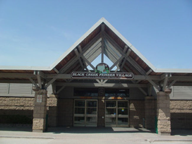 トロント郊外にあるBlack Creek Pioneer Villageに行ってきました。メトロJane駅からバスで約1時間(途中乗り換えあり)かかりましたが、トムソーヤの冒険みたいなところでした。平日でも小学生の団体がいっぱいいて、入口は混雑していました。そのおかげかどうか、入場料も払わずに入れてくれました~。