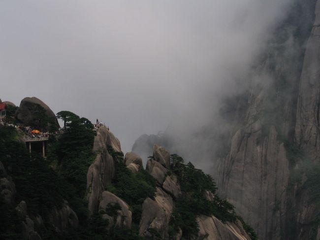 一ヵ月半の中国旅行の二箇所目、黄山。<br />そこで我々を待ち受けていたのは美しい山岳風景と大量の中国人ツアー観光客だった…<br /><br />なお、各画像を実際のサイズで見るには、<br />1.写真をクリックして、少し写真が拡大されたページにいきます<br />2.『この写真の元画像はこちら』または写真をクリックして、基画像を参照<br />3.『元画像のサイズ（縦768ピクセル × 横1024ピクセル）<br />※表示上の都合により…縮小して表示しています。』というページで写真を「右クリック→プロパティ」<br />4.そこにある『アドレス（ＵＲＬ）』というところに「http://4travel.jp/img/～」とアドレスが書かれているので、それをコピーしてブラウザのアドレス欄に貼り付けてください