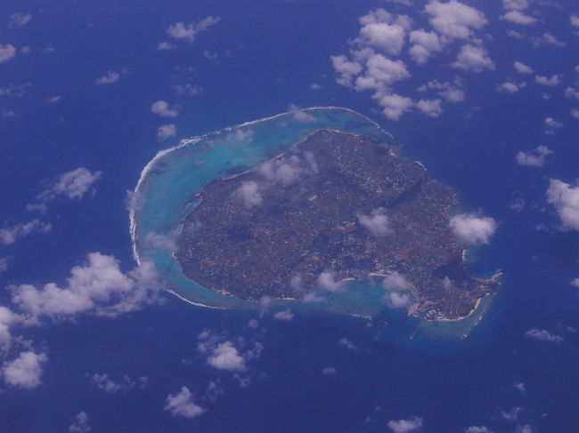 Malaysiaに行くときに機内から見えた与論島。<br />それから、この島の虜になりました。