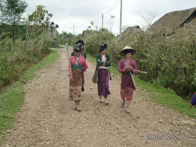 バンコクからラオス＆ベトナムに行って来ました。<br />ルアンプラパンから少数民族を尋ねて中国との国境の町ムアンシンへ行って来ました。移動で立ち寄ったルアンナムターのランテン族の村が印象にのこっています。