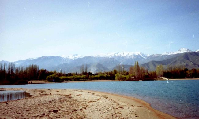 2004年の短いゴールデンウィークを利用して、中央アジアのキルギスに行きました。特に、アルマティから国境を越えてビシケクまで5時間そこでカラコル行きのバスに揺られて4時間半、やっとこさ着いたチョルポン・アタ（イシククル湖の景勝地）。雪山をバックに湖面に映るイシククル湖は最高でした。