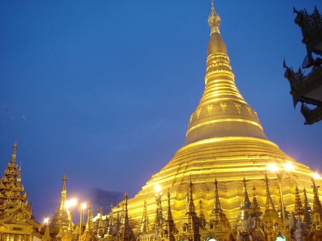 ミャンマーの首都、ヤンゴン。<br />妖しくライトアップされたシュエダゴンパゴダがシンボル。