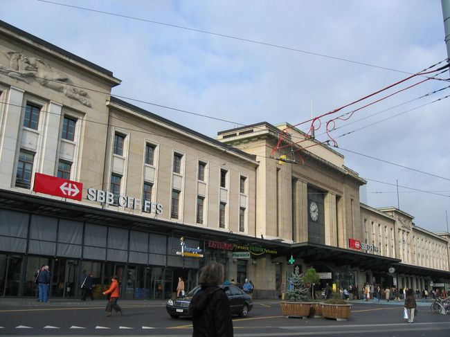 　ジュネーブ中央駅である、コルナヴァン駅周辺をご紹介いたします。