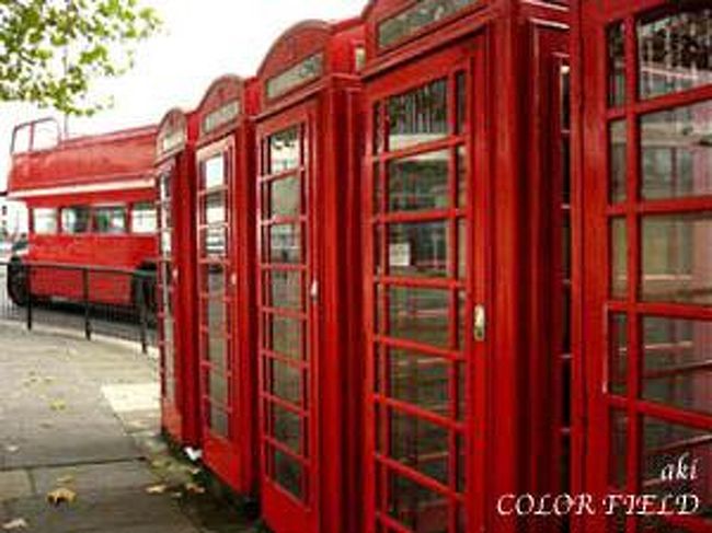 11/5。ロンドンに居ながらも、なぜか雨が降りません　笑。気分も軽やかに、ハイド・パークの並木道をゆっくりと歩き、ピーターパンと出会い、訪れた後に見たけど、映画「ノッティングヒルの恋人」の舞台Portbello stの市を訪れました。写真はロンドン風たっぷりの、紅色電話ボックスとバスです。