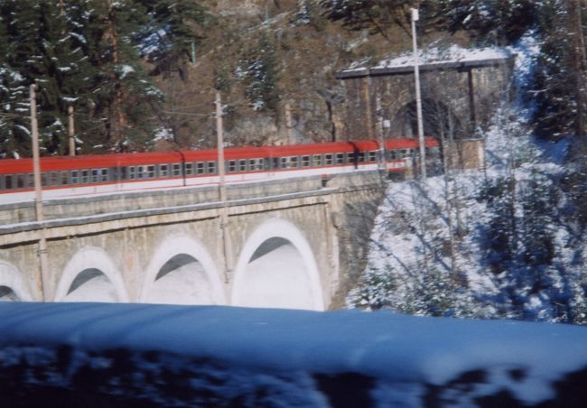 ２０００年１２月、本場ヨーロッパのクリスマス気分を味わいたくて渡欧しました。その際に立ち寄った、世界遺産のゼメリング鉄道です。ウィーンからヴィラッハ方面の列車に乗り約１時間、途中でゼメリング峠を通過します。トンネル、カーブの連続で、列車内からの撮影はけっこう難しかったです。<br /><br />旅行記に興味のある方は、下記サイトをご覧下さい。<br />http://cassisvanilla.inukubou.com 