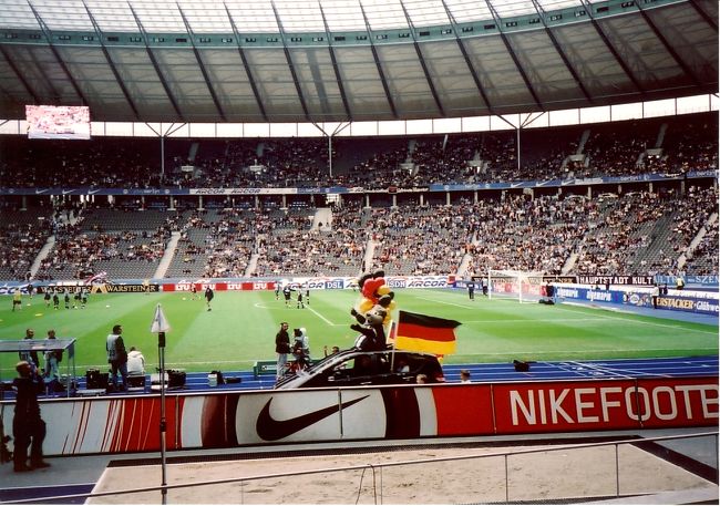 《ブラウンシュヴァイク・サッカー観戦編》<br />ベルリンからの日帰り旅行といえば､大抵はポツダムなのでしょうが､訳あってブラウンシュヴァイクまで行ってきました。<br />えっと･･･､DFB杯（ドイツサッカー連盟杯）の2回戦､アイントラハト・ブラウンシュヴァイク対ヘルタ・ベルリンの試合を見るために。<br /><br />ブラウンシュヴァイクは､ハインリヒ獅子公の居住地として栄えた街で､中心部となる大聖堂のあたりは木組みの家並みがきれいでした。<br />残念ながら､スタジアムにはカメラの持ち込みができなかったので､この日の写真はありません。<br />というわけで､本文とは関係のないベルリンの写真です。あしからず。<br />