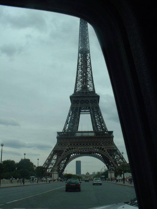 ヨーロッパ初めてのドライブ旅行、ベルサイユ宮殿の次はパリ市内に行きました。 