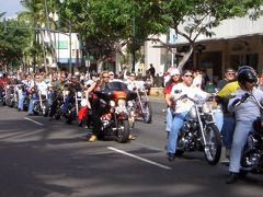 ハワイのワイキキ通りのバイクパレード