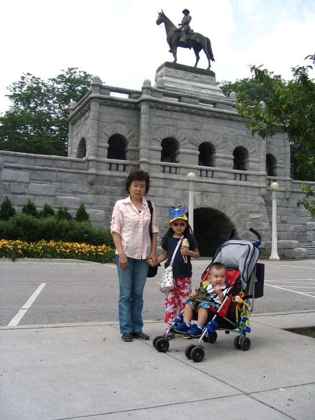 リンカーンパーク。<br />広大な敷地、其の中に動物園もあります。スケールの大きなZOOです。孫は夢中で飛び回っていました。<br />シカゴ旅行の一日をリンカーンパークで遊びました。
