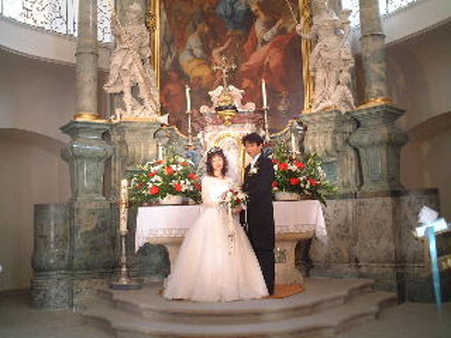 かねてより結婚式は好きなドイツで…と思っていた私は、2002年7月にスイスにほど近いボーデン湖畔のマイナウ島で両親立会いのもと、結婚式を挙げました。天気も良く、地元の方々の暖かい祝福を受け、最高の思い出となりました。<br />なおこの記録は他の作者によってもUpされていますので良かったらご覧ください。<br />■アルバム・ヨーロッパの旅http://diary2.cgiboy.com/1/machi/index.cgi?y=2002&amp;m=9<br />■ばるしゃん：スイス・ドイツの旅<br />http://www002.upp.so-net.ne.jp/baru-shamn/<br />■ころんの旅（未完）<br />http://www005.upp.so-net.ne.jp/mayomayo/wedding/wedding1/wed_01.htm<br />