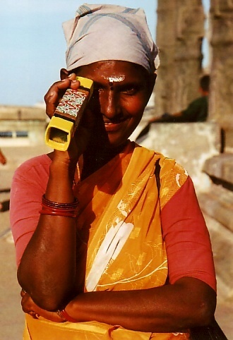 インド最南端の聖なる朝日を拝んだ後は、ホテルの下に見える生活の匂い溢れる漁村に潜入。<br /><br />いろんな人に出会ったけど、何と言ってもやっぱりインドは子供が多い！<br /><br />そして、みんな目ざといこと！<br />泣いておばあさんを困らせていた子にキャンディーあげたら、一瞬のうちにニュースが広まって、みんな次の角で待っていた！<br /><br />ネットカフェで停電の復旧待ちをしていた時、<br />「夜の浜辺に行こう。ロマンチックだぞ〜。車あるぞ〜。酒飲むか〜。ガンジャ要るか〜。」<br />などと迫って来た、そのネットカフェの自称オーナー青年もいたし。((+_+))<br /><br />SUR SHANGHAIはその手には引っかからんのじゃ！！(^○^)<br /><br /><br />表紙の画像は、沐浴場付近で出会った万華鏡売りのおばさん。<br />商売そっちのけの不敵な笑いが夕日に映える。<br />