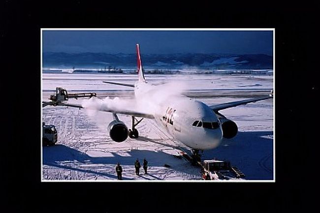 気温零下の旭川空港の様子です。飛行機１機が離陸するためにいかに多くの人たちが背後で働いているかがよくわかります。離陸前の滑走路はおびただしい数の除雪車が行き来し、雪を除去していきます。冬の空港ならではの光景がこころに残りました。<br />