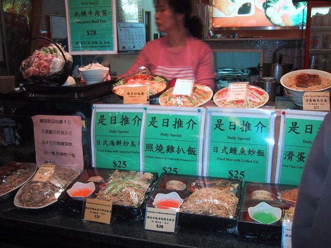 アジア中華圏の食事といえば、フードコートは欠かせない。<br /><br />中華は勿論、インド・韓国・タイ等各国の料理を気軽に食べられるのは気楽と言えば気楽。<br />日本食も勿論あり。<br /><br />が！<br />要注意は”日式”料理。<br />決して日本食ではない。