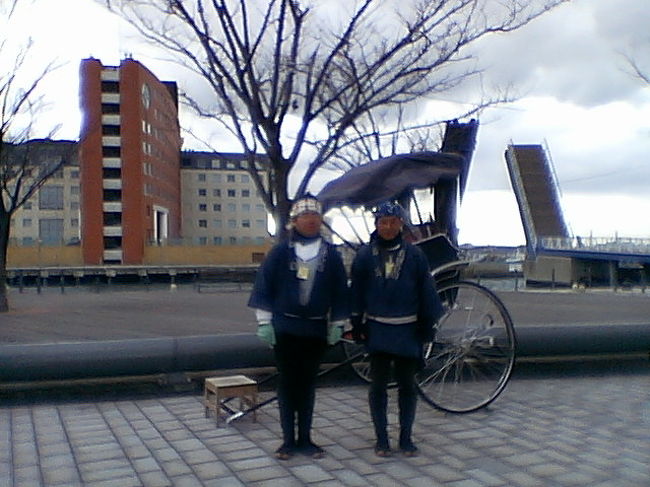 　正月休みを利用して、私の唯一の楽しみ？である大分県での初釣り・「クロ」の磯釣りを計画していたのですが、北九州・大分は元旦から数年振りの積雪で天候が悪く(日頃の行いが悪いせいか？)次回に延期。<br />　プレ初釣りとして、地元の「関門海峡」での船釣りで「アラカブ(カサゴ)」を釣ってきました。<br />　今回の餌は生きた「ドジョウ」。一番の餌は生きた「カナギ(いかなご)」なのですが、漁がなくて手に入りませんでした。<br />　釣果は２０〜２５ｃｍのが７尾・・・私にしては貧果に終わりましたが、このお魚は、実は高級魚なんですよ！<br />　スーパーの鮮魚売り場ではなんと、１尾￥800〜￥1,000の値段がついているのです。<br />　食べ方は「お煮付け」・「鍋もの」・「アラ炊き」・・・白身のお魚で、新しいうちは「プリプリ！」しています。<br />　ここ関門海峡での「船釣り」は、門司港レトロ近くの「関門フィッシング」が案内してくれます。　餌付きで半日￥8,000位で楽しめますよ！<br /><br /> プレ初釣りのあとは、「門司港レトロ」の風景ですよ！<br />　釣竿をデジカメに持ち替えて・・・いい風景を「釣りあげ」ました。大漁でした？？？<br />