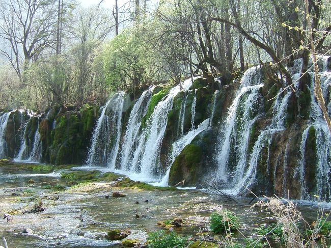 中国2ヶ月の旅の想いは、九賽溝見たさから始まった。「次は九賽溝へ？そこだけは外せないね！」。雲南のゲストハウスの主人もこう話してくれた。映画「英雄」の撮影地ともなった世界遺産、九賽溝・黄龍「一生に一度は、その目で確かめてください！！」と言いたい。