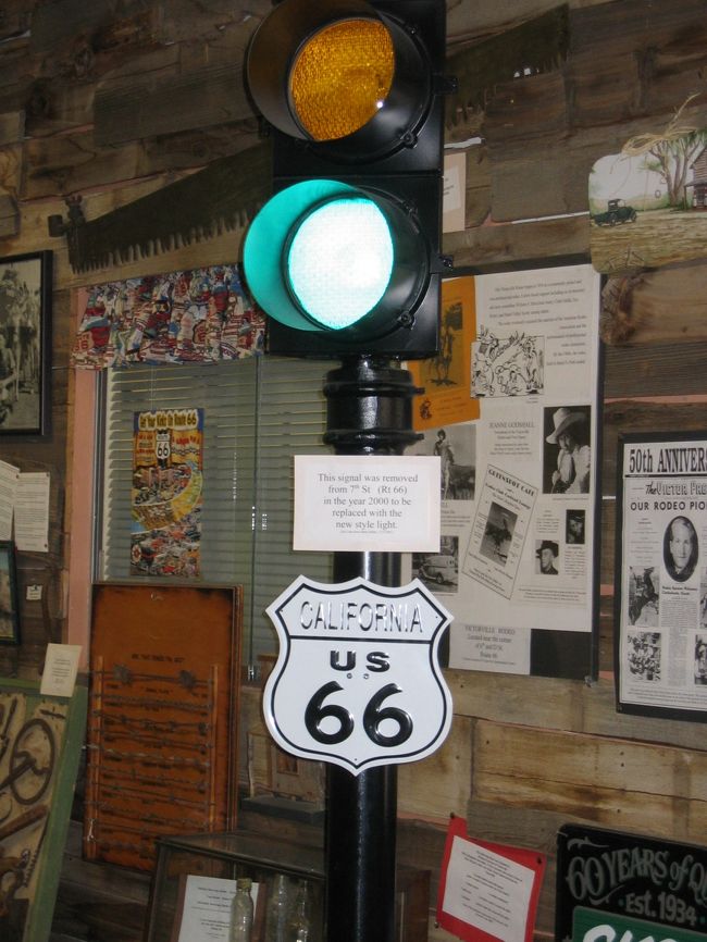 カリフォルニアVictor Valley Area の Hesperia に16日間ホームステイした。<br />この辺を中心に、San Bernardino等当時のRoute US 66を懐かしみ又自然の景色を楽しんだ。<br /><br /><br />Route US 66 博物館にて撮影。<br />California Route 66 Museum , Victorville