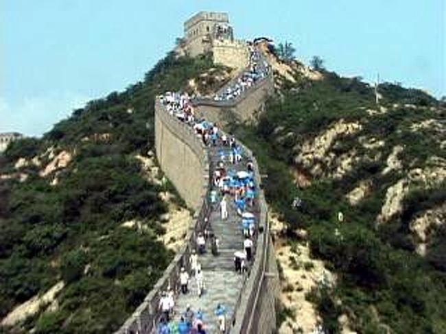 北京は中華人民共和国の首都。人口約1300万人の中央直轄市である。北京には坂や斜め曲がった道が殆どないと言われるほど、実に整然と都市計画された街である。広さは日本の四国に相当する。内城の中心に紫禁城があり周囲は高さ１０ｍの城壁に囲まれていた。解放後は城門も取り壊され、古い町並みの再開発が急ピッチに進み、超近代的なビルが誕生している。２１世紀の更なる飛躍を目指し活気に満ち溢れている。