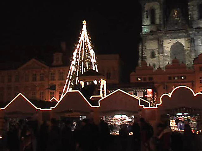 プラハは街の美しさで有名な歴史都市。２００４年１１月２８日から１２月５日までＮＨＫの世界遺産・青きドナウの旅を見て行ったので、ヴルダヴァ川、プラハ城、カレル橋など身近に感じられ、一層美しく思った。<br />また、旧市街広場を中心とした、夜のイリュミネーションもクリスマスシーズンで華やかに彩られ、川面に映える打ち上げ花火はプラハの夜を楽しむ人達の気持ちを一層盛り上げていた。<br />（写真はプラハの夜景）