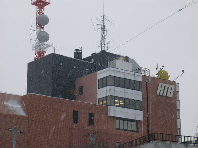 宿泊した登別温泉から、無料シャトルバスに乗って札幌へとやってきました。札幌での目的はブログで知り合ったお友達に会うことと、北海道テレビを見に行くこと。それにしても途中からかなり雪がひどくなってきて、すごく寒かったです～。