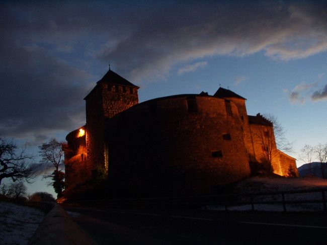 リヒテンシュタインは、小さな国です。が、歴史的にも経済的にも決して侮れない国です。というわけで、フェルデキルヒの帰りにちょこっと見学してきました。夕闇に浮かぶファドーツのお城は美しかったです。