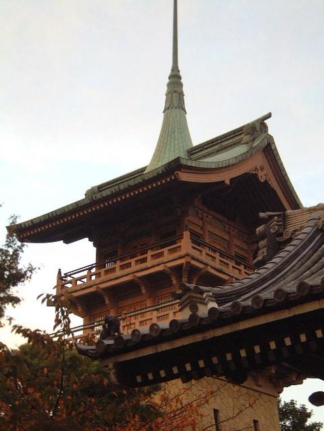 伊藤忠太の建物を見に行ったのに改装中とは・・・。やはり、京都は良い。どこ行ってもいい。雰囲気から私の住んでいる福岡とは大違いです。何回でも行きたいと思う町は、京都ぐらいですかね。
