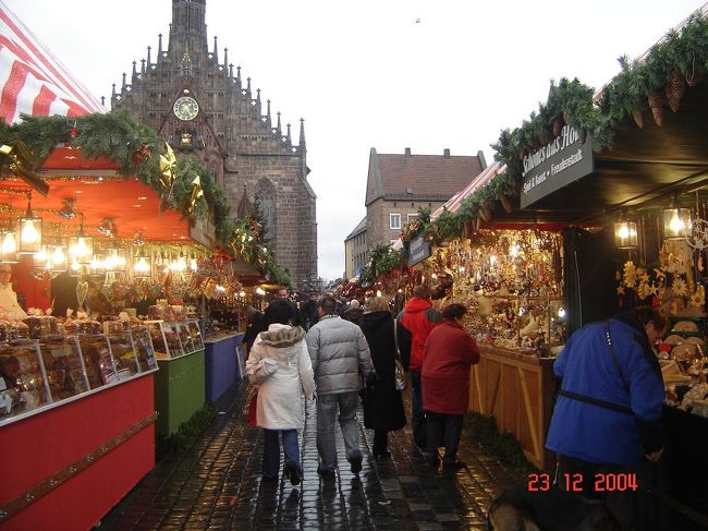 ドイツのクリスマスマーケットの中でも知られているニュルンベルク。<br />クリスマスオーナメントやクリスマスのお菓子を売る屋台が並びます。<br />その場にいるだけでウキウキしちゃいます。