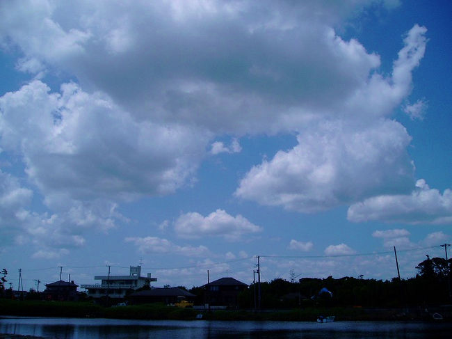 夏に海の写真を撮りたくて上総一ノ宮に行きました。外房線は電車の本数が少なくて不便でした。でもそれがちょっとローカル線ぽくてよかったです。でも海水浴客が多かったので海の写真を撮ることができなくて、町の写真を撮りました。