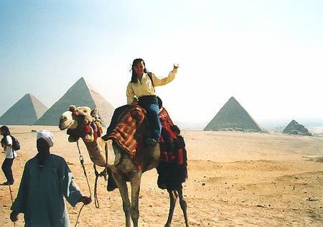 ピラミッドを背景にラクダに乗る夢を叶えてきました。