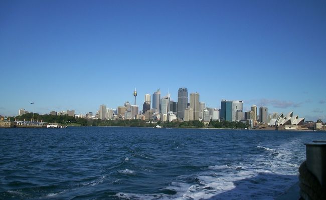 少し古い写真のがパソコンから見つかりました。シドニーにふらりと行ったときのものです。快晴のシドニーです。シドニー動物園のある島へ渡るときに振り返ったシドニーを写したものです。