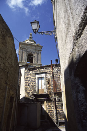 ヴィッジーニは標高６００ｍに位置する。町の頂上には城郭を抱く典型的な丘上都市である。ヴィッジーニとカルタジローネは直線距離でおよそ２０キロ離れているが、かつては同じ市政下にあり、一見すると町の構造は実によく似ている。実際、カルタジローネで有名な陶器で飾られた装飾階段（スカーラ）と同様の装飾階段（ヴィッジーニではサリタ・マリネロと呼ばれるスカラッツァ）もある。この階段はウンベルト一世広場に面する市庁舎の脇から上に延びている。<br /><br />　まず手始めに、市庁舎脇のスカラッツァを登り、城址方面を目指した。少なくとも、カステッロ通りに出れば城址に出られると思っていたが、この都市も迷路都市なので地図だけではどうにもならない。右に行くか左に行くか思案していると、通りに面した家の２階のバルコニーからおじいさんが声を掛けてきた。この町に東洋人が来たのが珍しいのであろう。カステッロに行きたい、というと、この通りを真っ直ぐ行って、右に曲がれ、という。さすがに、地図だけでは分からないような通りから外れた路地裏の階段を上がっていくと、果たして城址に着くことが出来た。が、城は崩れ落ち、入り口には鉄格子がされている。ともかく、この町で最も高いところではあるので、景色だけは良好である。<br /><br />　カステッロ通りに戻り、そこから続くサンタ・マリア・デレ・グレチ通りからマトリーチェ広場に面する教会前に抜けた。ここら辺も細い路地が有機的に入り乱れている。<br /><br />　このヴィッジーニの最も西の端っこに位置するサン・ヴィート教会周辺の路地裏を徘徊したところで、そろそろ駅に向かって歩き出す時間となった。本当なら町全体をくまなく歩きたいところであるが、時間とあっては致し方ない。それにしても、全く観光地化されていないので、お土産屋さんの類は一切ない。そこがまた良いところではある。再び来ることはまずないであろうが、私はこの丘上都市を十分満喫し、ヴィッジーニをあとにした。
