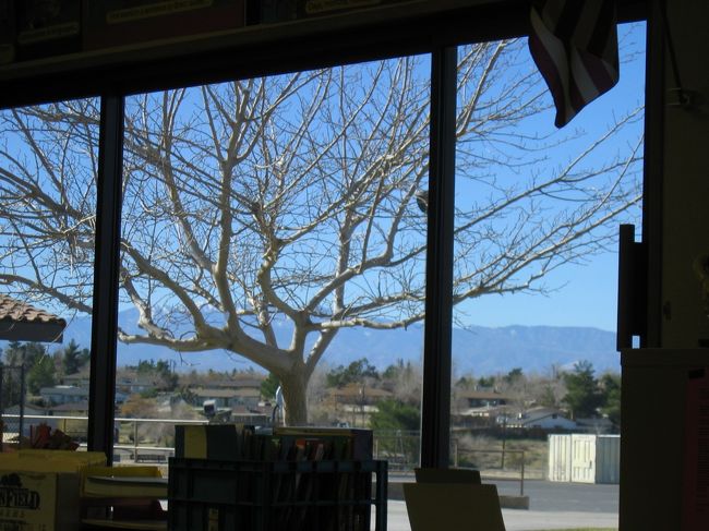 普段着の生活模様をホームスティで体験<br />英語勉強等イベントは地元の学校教室等利用が多い<br />教室の窓から砂漠地域が感じられる<br /><br />LAからフリーウエイ経由で約2時間位の地域が<br />Victor Valley Area<br />  Apple Valley・ Spring Valley・ Lake Baestow<br />  Victorville ・Hesperia<br />*クリスマス体験談は最後のページ部分に書きました。
