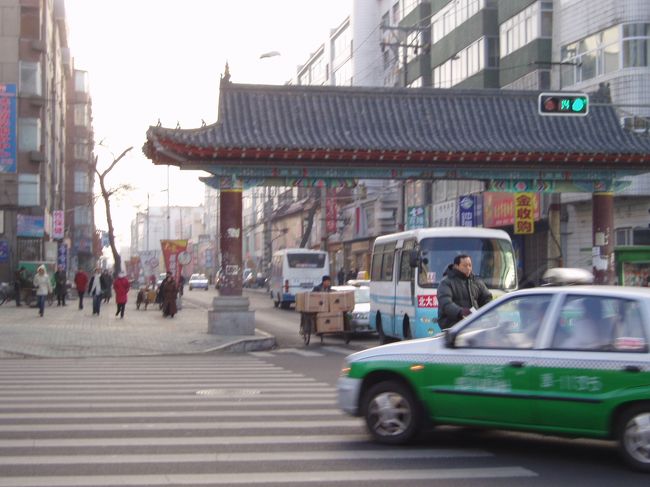 海蘭路と局子街が交差する地点西側から撮りました。<br /><br />門の向こう側が東に続く狗肉街（海蘭路の一部）です。<br />この信号は２００４年１０月頃設置されたのですが、よく信号無視をする車、人がいるので渡る時注意しなければなりません。<br /><br />この旅行記では、<br /><br />まず狗肉街を紹介します。<br /><br />次にこの交差点より南側、南端友誼路までを紹介します。<br /><br />さらにこの交差点より北側、東西にのびる愛丹路までを紹介します。<br /><br />