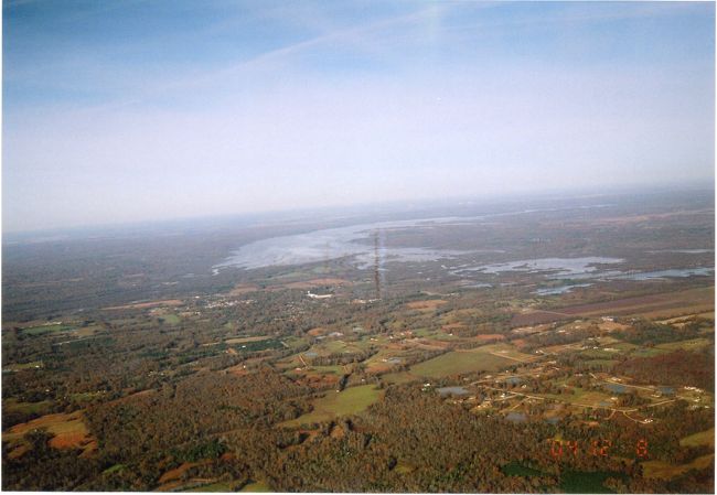 アラバマ州は、地域を4分割しており「Gulf Coast Region」「River Heritage Region」「Metropotitan Region」「Mountain Region」と呼び、そのなかに、ひとつづつ大きな街があった。「Gulf Coast Region」でのMobile市、「River Heritage Region」でのMontogomery市、「Metropolitan Region」でのBirmingam市、さらに、「Mountain Region」でのHuntsville市である。<br /> 今回の旅行の目的は、これらの4都市を訪問し、アラバマ州を拠点に発生した黒人の人権運動「Civil Rights」について知ることと、併せて、白人優先社会の変遷を探ることであった。<br />また、米国経済がIT化するにつれて、Mobile市などで盛んであった造船業や鉄鋼業が廃れた後の実情がどうなっているかを見たいとのことでもあり、これらの結果としてアラバマ州がアメリカの中でも最も貧しい州に入るようになった。<br /> この写真は、Huntsville空港から飛び立った飛行機の中からみたミシシッピ河である。<br />