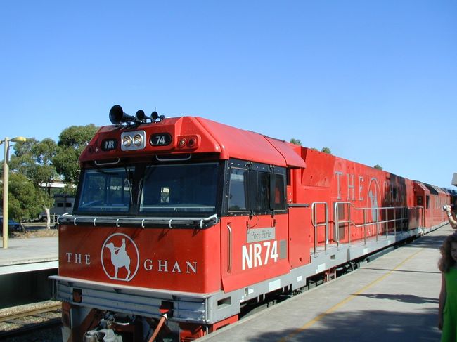 10年以上の約束を果たしに、ナカマの住むシドニーへ。<br />めったに行けないんだから、大好きな列車にのりた〜い！<br />長距離に乗ってみた〜い！　<br /><br />＜12月29日＞　<br />予報は当たって雪。<br />弱い関東の電車はすでにポイント故障とやらで遅れていました。<br />かなりの余裕を持って予定していたんで、あまり気にせず出発。<br />東京駅からは快速で空港へ。<br />成田エクスプレスと30分ほどしか違いませんし、特急料金も要らないし。<br />そっちの方が好きだし(^.^)<br />ふと思い立ち、グリーン車を奮発。<br />2階席でシートの背もたれもぴったり。<br />雪景色を堪能するには、ナカナカ。<br />少々の遅れで空港到着。<br />荷物を引き取り、洗面用具と上着を入れてチェックイン。<br />混み合うことを予想していましたが、目的便のカウンターには誰も並んでいませんでした（笑）<br />おかげで時間もたっぷり。<br />ナカマのお土産に梅干とお菓子を選び、うどんで小腹を埋め、あとは待つばかり。<br />搭乗は定刻の1時間後と遅れたのは、雪と寒さ。<br />翼に積もった雪と凍っちゃっている氷を溶かす作業の為でした。<br />　<br />座席についたとたんに、むむ！？？<br />なんと酒臭い席。<br />周りは熟年？グループでお出かけの皆さんのようで、カバンから覗いた酒瓶からも、どのような状況か良くわかりました。<br />ハア。。。そのうち慣れるでしょ。<br />食事はカレー（牛）または照り焼き（鶏）。<br />予想通り、ワタシの元へ回ってくる頃には、照り焼きしかありませんでした(^_^)<br />カレー、食べたかったんですけど、照り焼きも好きだし。<br />おすしとパン、照り焼きの横にはゴハンと、炭水化物強化食みたいでした（笑）<br />アールグレイのプリンは美味かった♪<br />　<br />＜12月30日＞　<br />あまり眠れませんでした。<br />ゲームやったり本読んだりで、眠くなるとウトウト。<br />　<br />朝食はオムレツか和定食（ってほどでもないけど）。<br />和食にしました。<br />朝はやっぱりゴハンがいい（笑）<br />　<br />出発の遅れを引きずったままシドニー到着。<br />入国審査待ち中は荷物チェックが回ります（犬）。<br />イケナイ物チェック。<br />けっこうビビります（笑）<br />審査後、食べ物を詳しく調べられるかと気にしていましたが、驚くほど簡単に済んでしまいました。<br />　<br />久しぶりのナカマと元気に再会♪<br />すぐにおしゃべりが始まりました。<br />電車に乗り、荷物が多いのでタクシーでナカマ宅へ。<br />50＄札しか持っていないときは、乗る前にドライバーへ確認します。<br />（なるほど）<br />まずは、ナカマのご家族、つうナカマ皆から預かった荷物を渡し、任務を完了。<br />　<br />久しぶりに会うナカマの「何が食べたい？」<br />「ミートパイ♪」<br />着陸前に機内で現地のミートパイを紹介していたのです。<br />もう、キョーミ深々。<br />ハンパじゃないミートパイの上には、マッシュポテトがどーん。<br />あったかくて、食べ応えがあって、初めての味。<br />すきっ腹に美味しくいただき、コレ一つで昼ゴハン終わっちゃいました。。。<br />　<br />午後から仕事のナカマにどでかいショッピングセンターへ送られ、ぶらぶら。<br />国を挙げてのバーゲン期間に、集まる人・人・人。<br />「ショッピング」に不慣れなワタシ。<br />おのぼりさんらしく、キョロキョロしながら眺め、地下街で迷い、抜け出した所はどこだかわからず、人に道を聞き・・・。<br />持て余すかと思ったナカマとの待ち合わせ時間までの4時間。<br />けっこう早くやってきました。<br />私の手には、コットンのセーター1枚とブ○○ャー。<br />「ココまで来てなんで・・・」（ナカマ）<br />「ん〜、試着したらけっこうよかったから〜」<br />レストランの予約時間まで約3時間。<br />パブで30分ほど休憩し、服でも見ようか〜。<br />などと予定通り進むはずはなく、パブを出たのは1時間半後。<br />ナカマがアレコレ服を選んでくれるも、しっくり来ない。<br />フィットしないってんでしょうか。<br />体型が違うんだろうなぁ。<br />　<br />ナカマが予約してくれたレストランは、Nicks　Seafood。<br />ワタシがリクエストしたシーフード。<br />ハーブバターのトーストに、シーフード盛り合わせ？の前菜。<br />それにそれに、食べたかったロブスター♪<br />おやつ食べないでおいてよかった〜<br />冷めないうちにと思いながらも、はずむおしゃべりが更なる味付けとなり、楽しい楽しいディナー。<br />ナカマっていいなぁ。<br />こうして会いに来られるワタシって、恵まれているんだなぁ。<br />すきっ腹とおしゃべりと感動で、撮ることも思いつかなかった写真。<br />ま、いいか（笑）