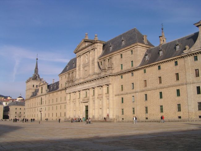 マドリードからバスで１時間ほどで行けるサン・ロレンソ・デル・エスコリアルには宮殿も兼ねていた巨大な修道院があります。