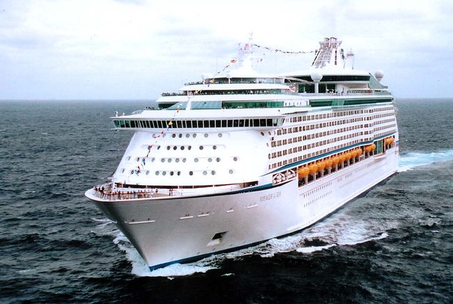 マイアミより、１４２，０００トン、乗客３、１００人乗りの<br />豪華客船”voｙger　of　the　seas”に乗船した。<br />米国の出入国検査は、厳しく靴を脱ぎ、上着もX線で検査され、<br />指紋と顔の写真を撮られ３時間もかかった。<br />７泊８日で東カリブ海クルーズへ向かう。<br />写真：”voｙger　of　the　seas”<br />