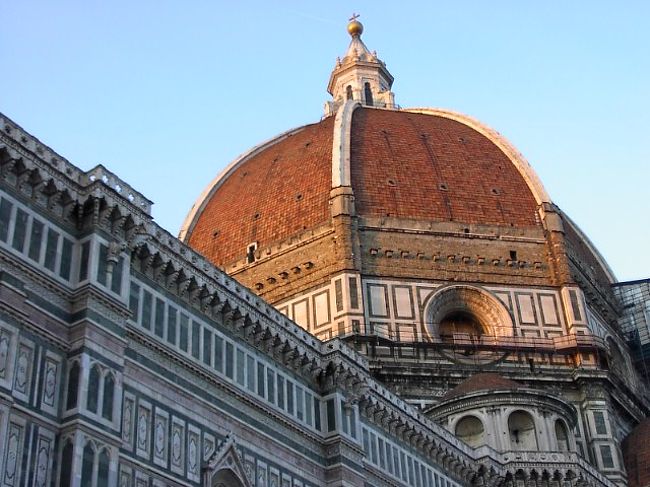 パリから夜行列車でイタリアへ。パリの革命祈念日（７月１４日）はパリのあちこちで子供がばくちくで遊ぶのを認められており非常に危ないのでいつもパリから旅行へでます。今回はフィレンツェ・ローマ・ミラノと列車での旅に行ってきました。<br />