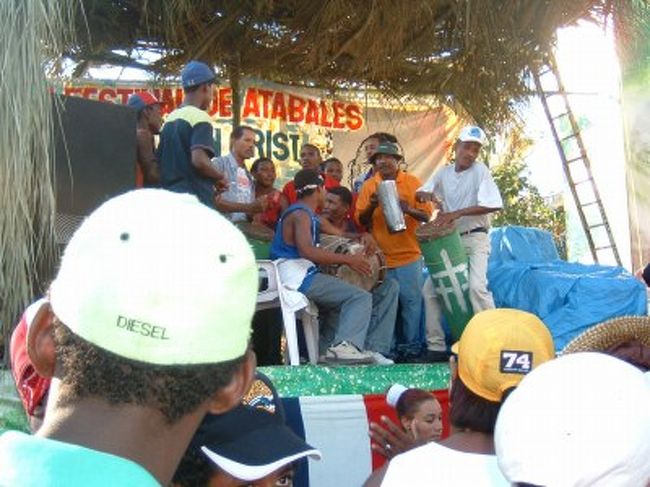 ドミニカ共和国の首都サントドミンゴから１時間くらい行ったところにあるSAN CRISROBALで毎年１１月ごろに行われる民俗音楽のイベントに行ってきました。