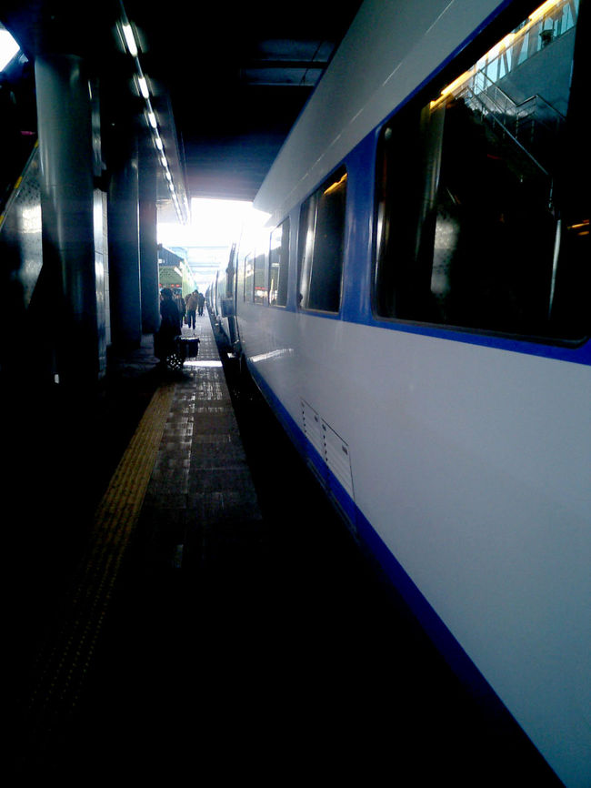 韓国新幹線「KTX」に乗るため韓国へ行って来た。<br />料金はかなり安い。<br />ただ、トンネル内の不気味な震動はなんとかならないものか....<br />で、「釜山」は「喰う」ためだけに滞在した。<br />韓国のホテルでは100V ACが使えるところが多いので、今回はカシオA5406CAを使った。<br />2005/3/20追記<br />↓眼デジアルバムできました(釜山の夜)<br />http://www.imagegateway.net/scripts/WebObjects.dll/CIGPhoto.woa/wa/a?i=omslZbzDwq