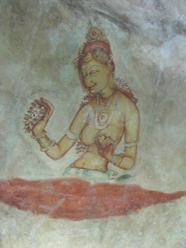 シーギリアの美女壁画は数多いスリランカの世界遺産の中でも最も私の心に焼きついた。私の印象では、中国敦煌の仏教壁画に勝るとも劣らない鮮やかな素晴らしい壁画だ。シーギリア・ロックは古代から仏教僧の修行の場で、５世紀末にカーシャバ王が１１年間岩山の頂上を王宮とした。カーシャバ王は父のダートウセーナ王を殺し、王座を奪い取った後、アヌラーダプラからシーギリアに都を移し、弟のモッガラーナに政権を奪われるまでの１１年間、シーギリア・ロックで王座を守ったとする説がある。確かにシーギリア・ロックを城にすれば攻めるのは極めて難しい。また、５００人に及んだと言われる美女のフレスコ画は父の供養のために描いたとの説がある。カーシャバ王が難攻不落の岩山に身を隠し、親殺しの天罰を恐れて父王が愛していたという５００人の美女を描き、またカーシャバ王自身もこの地で修行し父に詫びたとすると納得できる話になる。だが、実際には謎に包まれた地だ。それもまた、ロマンがある。<br />(写真は壁に描かれたフレスコ画「シーギリア・レディー」）
