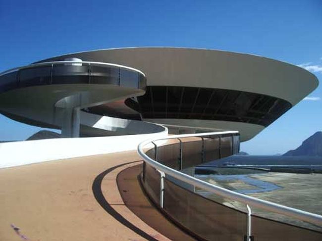 建築家オスカー・ニーマイヤーが設計したUFOのような建物。<br />このニテロイ美術館を初めて見たときは、こんなサンダーバードの秘密基地のような建物が、実在するとは思わなかった。ブラジルにあると知ったとき、是非行こうと決めた。<br /><br />こういう場所は実際行って見ると、ガッカリすることが多いのだけど、ここは期待を裏切られることはなかった。中では近代美術の奇妙なオブジが実に建物とマッチしていた。<br />