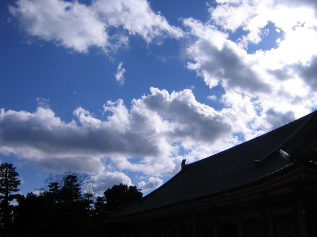 岡崎公園で行われた「京の朝市」へ。<br />せっかくなので平安神宮でお参りしてきました。
