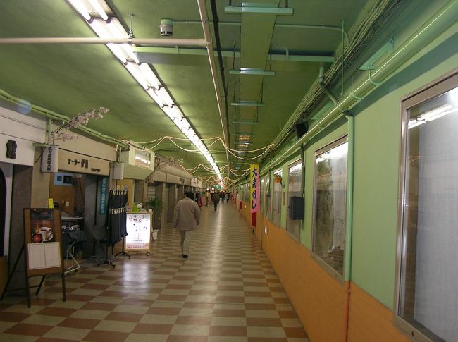 なんと、地下鉄伏見駅（東山線)の藤が丘行きのホームの先頭に直接この地下街に出る改札がある。今から４７年前にできた地下鉄直結商店街。栄に向かって延びている。もともと伏見は繊維問屋の街、この地下商店街も繊維中心だつた。しかし、日本の繊維業界の地盤沈下で空き家がめだつようになってきました。<br /><br />http://aichi.e-machi.ne.jp/tmpl/hakken/